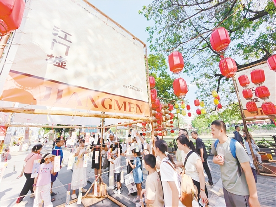 国庆假期，长堤历史文化街区日均接待游客超10万人次。江门日报记者