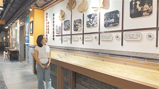 由余惠云设计打造的新会葵艺文化长廊陈展着各式葵艺作品，讲述了新会葵艺的发展历程。