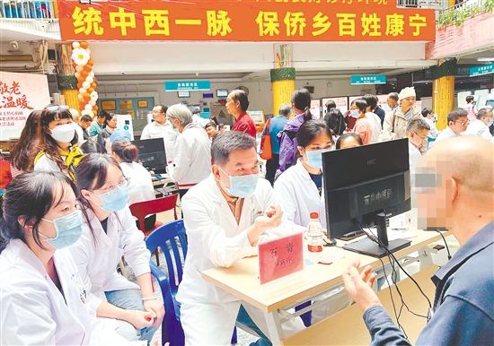 省名中医坐诊为市民答疑解惑。