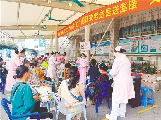 市民体验中医特色疗法。