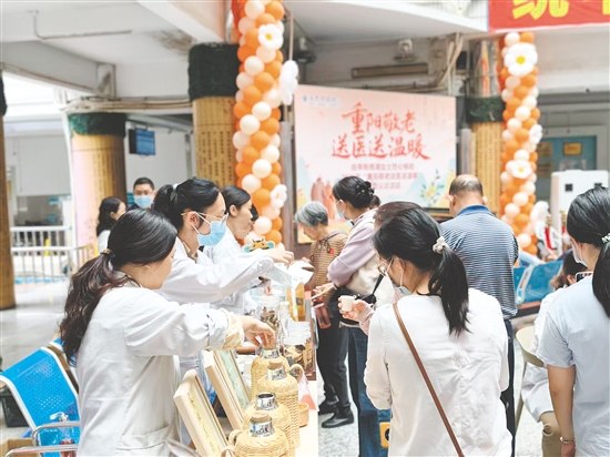中医特色茶饮受到市民青睐。