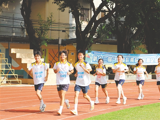 参赛学子努力奔跑。