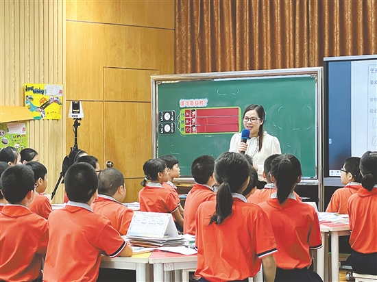 丰乐小学校长李小飞在蓬江区名师大讲堂上上示范课。
