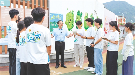 师生们来到上巷村了解凉瓜产业发展。