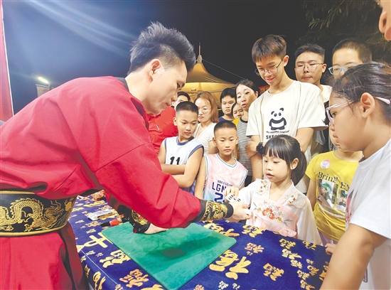 游客与NPC互动。