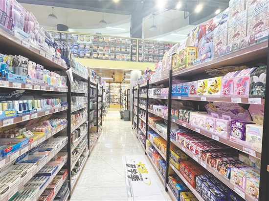 走进文具店，一边是文具，一边是盲盒。