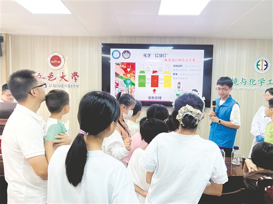 化学知识科普吸引小朋友的眼球。 化学知识科普吸引小朋友的眼球。