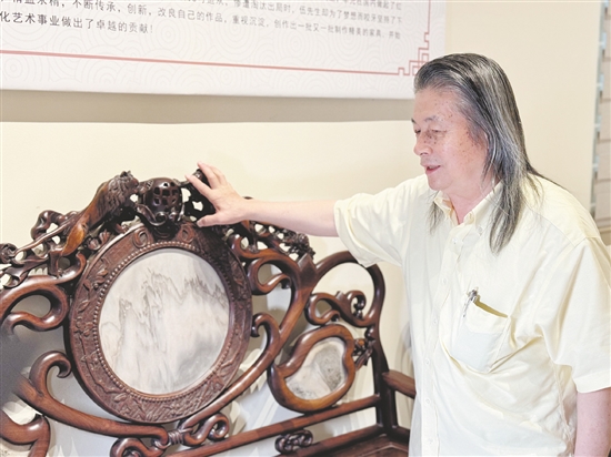 伍炳亮潜心深耕传统家具领域四十余载。