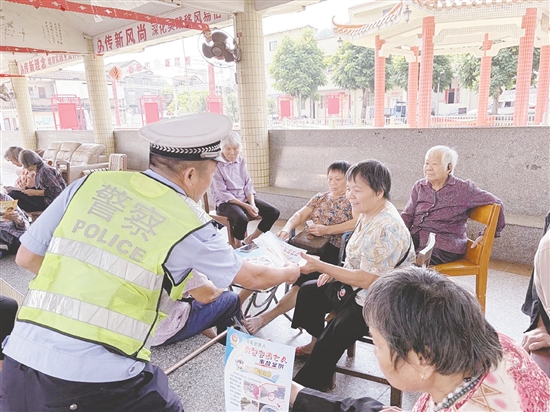 民警走进老年人聚集区域开展接地气的交通安全宣讲。