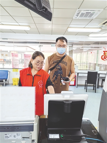 覃美欣（左）在血站做志愿者。