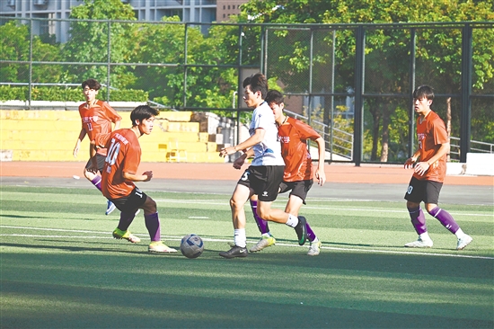 五邑大学队2∶0战胜南方职院队，图为五邑大学队球员在防守。