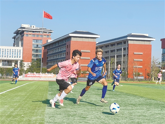 江门技师学院队与江门职院队上演精彩对决，图为比赛现场。
