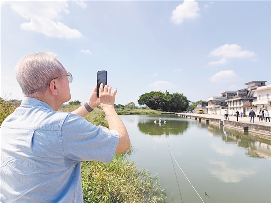 时隔70年回到家乡,伍爵彬用手机记录家乡的样子。 时隔70年回到家乡,伍爵彬用手机记录家乡的样子。