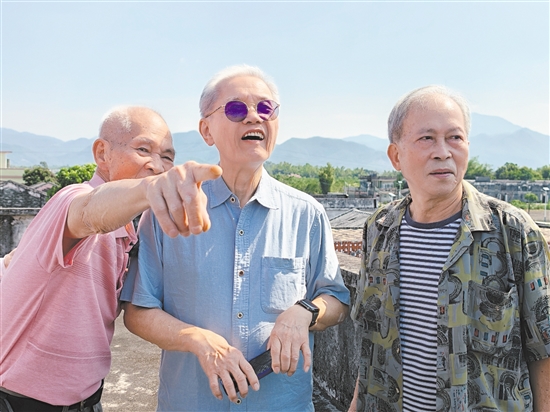 伍爵彬(中)与伍加尧(左)、伍加强(右)在祖屋屋顶眺望家乡景色。 伍爵彬(中)与伍加尧(左)、伍加强(右)在祖屋屋顶眺望家乡景色。
