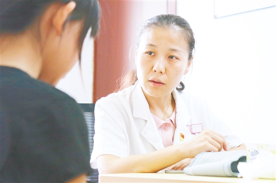 医生为厌学孩子提供专业帮助。