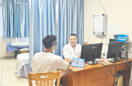 医生正在向患者了解情况。