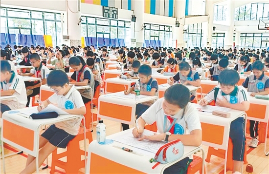 比赛现场，同学们奋笔疾书。