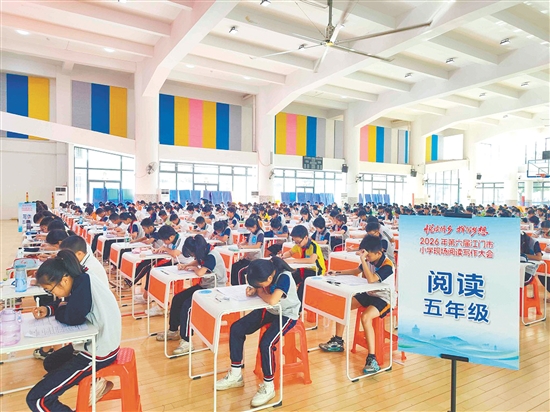 本次活动吸引300余名学生参加。
