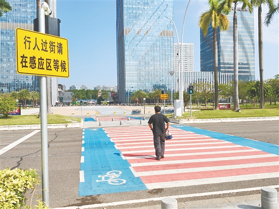 “行人过街主动智感系统”相当于给路口装上了“眼睛”。 “行人过街主动智感系统”相当于给路口装上了“眼睛”。