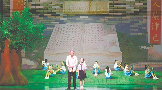 五邑大学、华兴小学两校师生同台演绎,以戏剧活化百年校史。 五邑大学、华兴小学两校师生同台演绎,以戏剧活化百年校史。