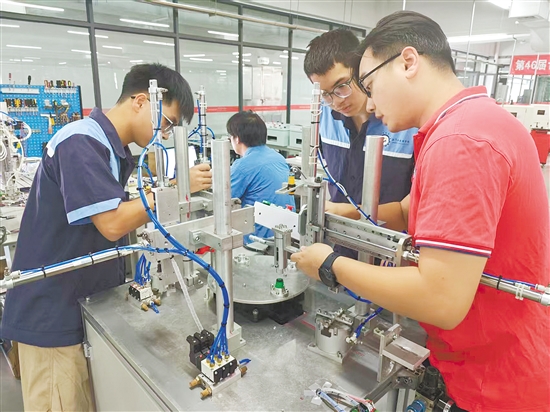 江门市技师学院预备技师班实训现场。