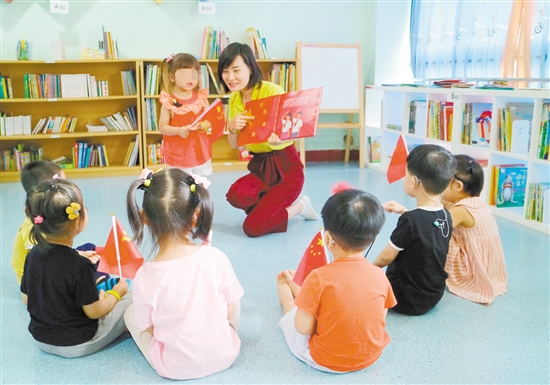 市特殊儿童康复教育中心的老师在教孩子们读童书。采访对象提供