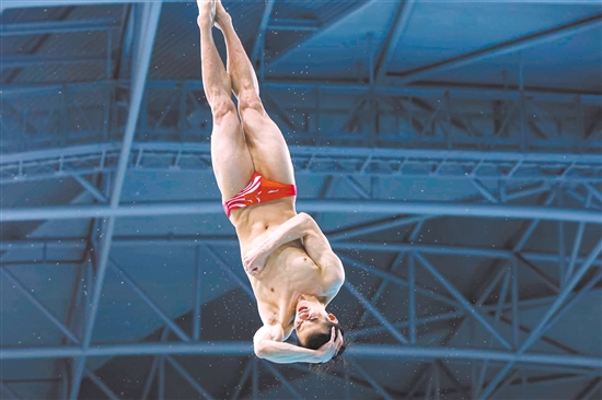 代表广东队出战的开平运动员彭健烽成功卫冕跳水男子1米板冠军。