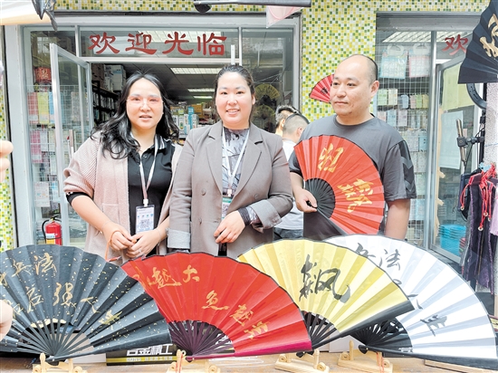 同班同学文具店老板秦焱和他的姐姐秦淼、妹妹秦鑫正在摊位前忙碌地招呼游客。