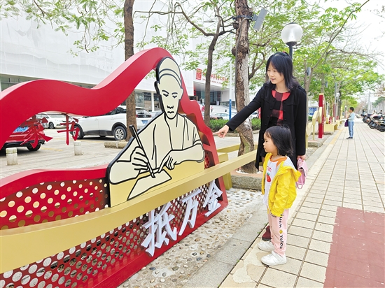 市民游客在侨批文化长廊了解侨乡的峥嵘岁月。