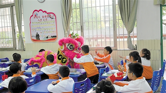 醒狮到教室为学生送祝福。