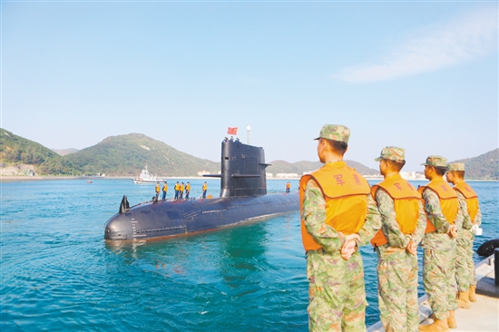 南海之滨，一艘潜艇似“黑鲸”静卧海面，某艇员队准备出海执行任务。