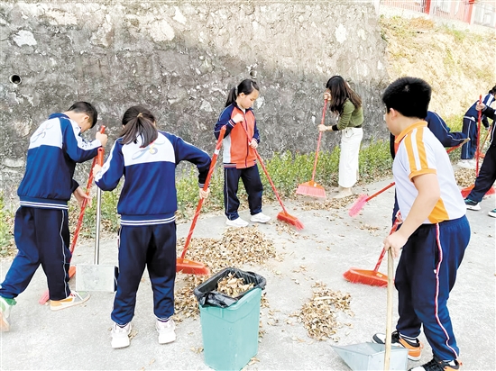 大岗小学从学生日常生活入手，培养学生养成劳动习惯。