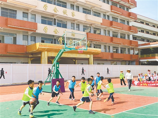 鹤山一中附属小学定期举办“班BA”和年级全明星篮球赛，营造浓厚的校园篮球运动氛围。