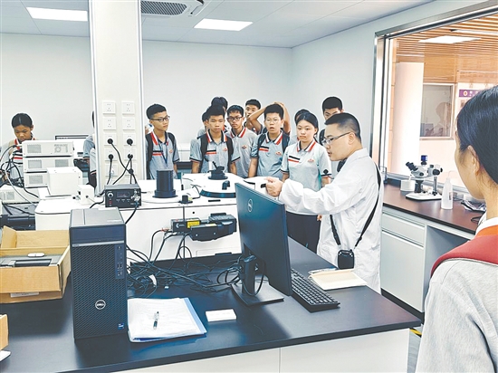 活动中，同学们近距离观摩了数控机床、3D打印等现代工业技术。