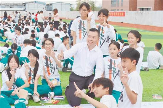 周全与学生打成一片。