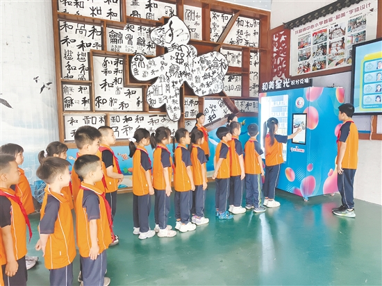 共和镇中心小学通过积分兑换机将学生日常点滴进步转化为可量化的奖励。