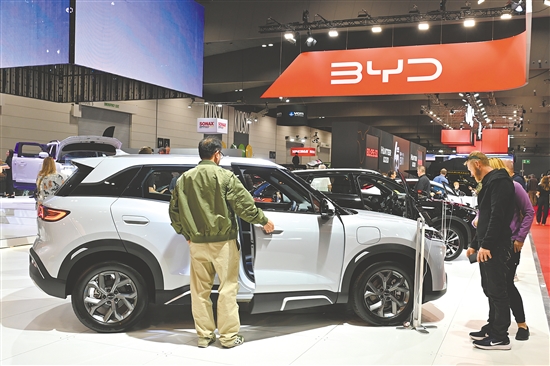 4月10日，人们参观澳大利亚墨尔本车展上的比亚迪汽车展台。新华社发