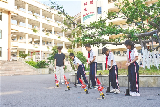 鹤山一中附属小学采用“课堂教学+分组实操+户外发射+迭代改良”的授课模式，将航天科普与动手实践深度融合，助力学生知行合一。