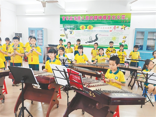 古井小学的民乐社团荟萃了古筝、琵琶、扬琴、竹笛等10余种乐器。