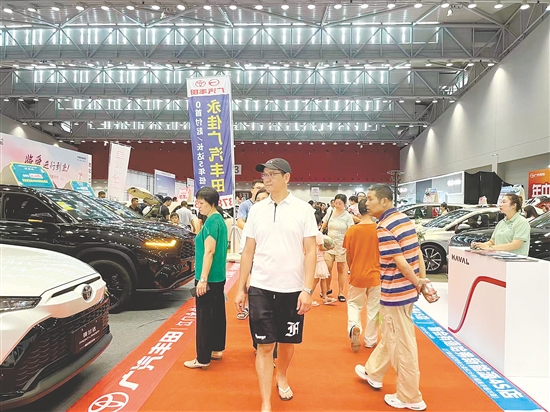本报举办的历届大型车展均吸引众多消费者前来看车。