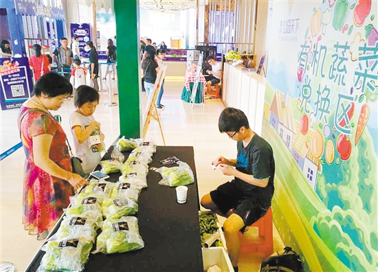 一对母女正在参与一楼盘开展的母亲节活动。周春锋 一对母女正在参与一楼盘开展的母亲节活动。周春锋