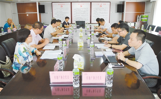 座谈会上,各路代表纷纷建言。 座谈会上,各路代表纷纷建言。