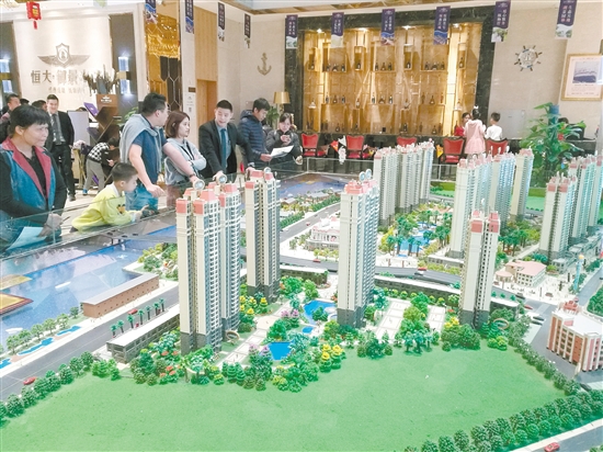 近些年,江门不少市民利用清明假期看房购房。 近些年,江门不少市民利用清明假期看房购房。