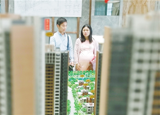 购房门槛增高,让新婚一族感到压力增大。 购房门槛增高,让新婚一族感到压力增大。
