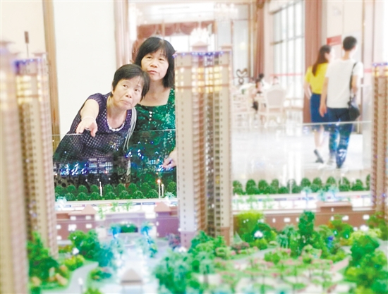 母亲购房,很大程度上出于情感因素,希望子女住得更好。 母亲购房,很大程度上出于情感因素,希望子女住得更好。