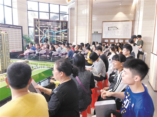 开盘当天,吸引了众多市民到场选购。 开盘当天,吸引了众多市民到场选购。
