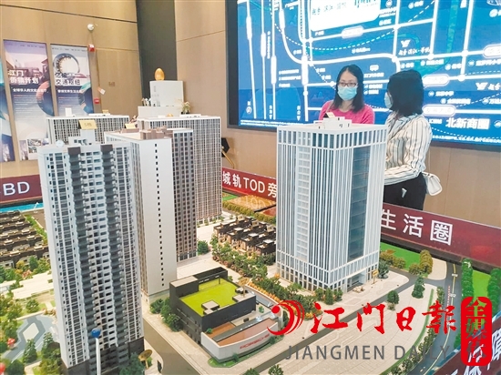 越秀滨江盛悦营销中心现场前来看样板房的购房者络绎不绝。