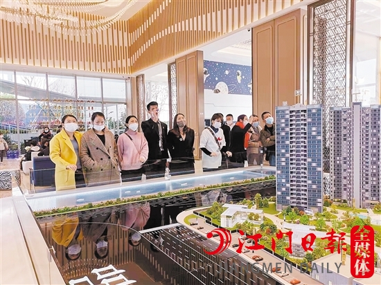 营销中心开放现场人气旺。