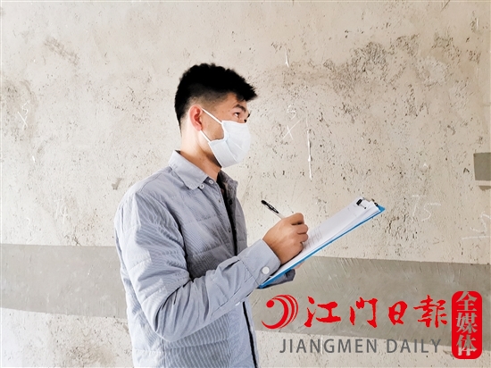 验房师傅在记录验房情况。