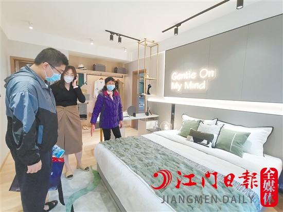 样板房吸引不少市民前来参观。 样板房吸引不少市民前来参观。